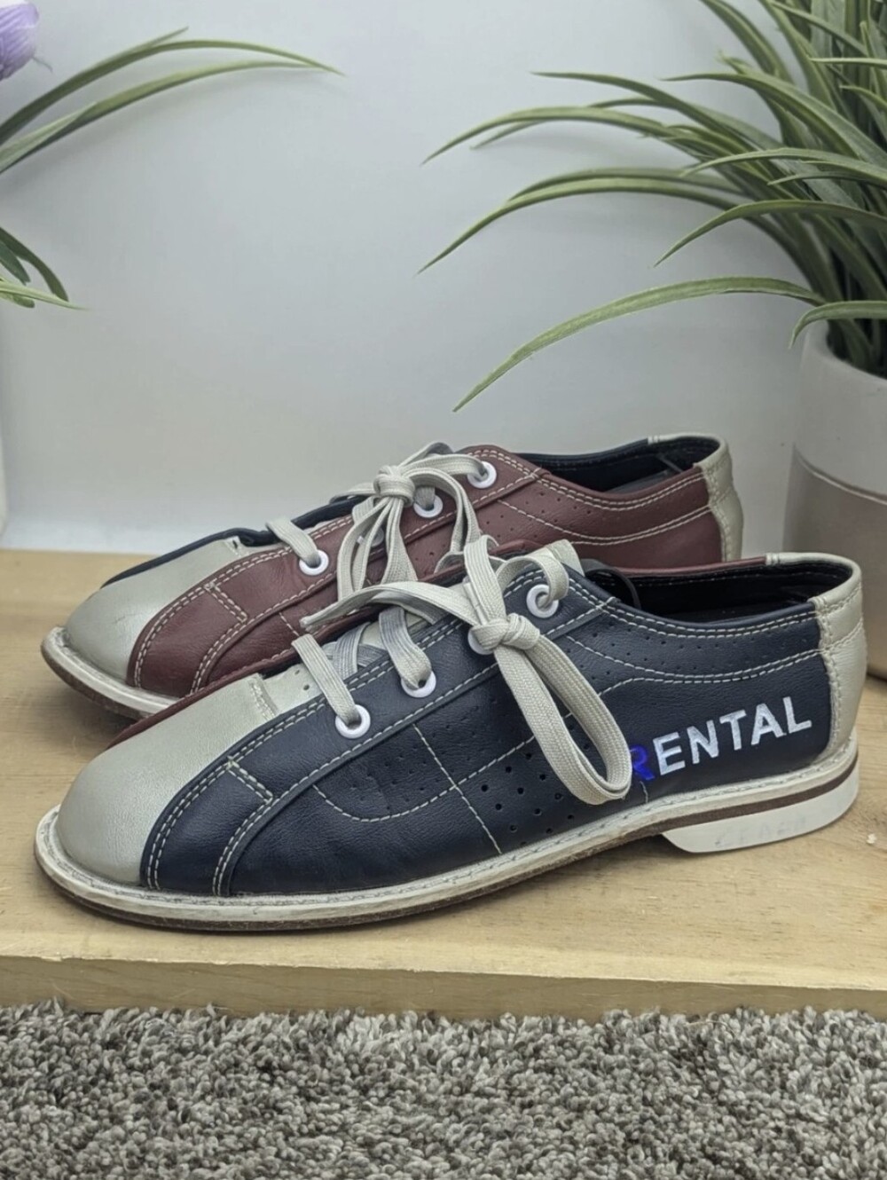 Classic Rental Bowling Shoes Youth Size 6 Women's Size 7.5 Sports